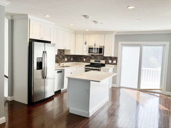 Photo - Spacious 3-Bedroom with Granite Touches & a large family room Unidad B