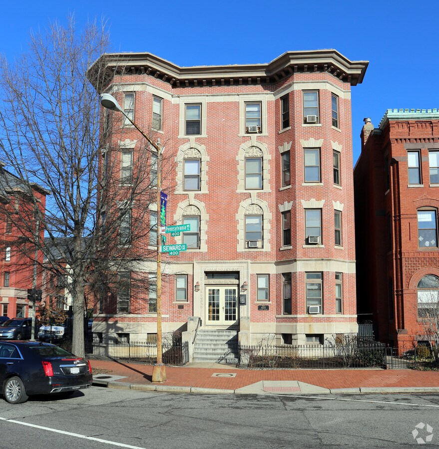 Photo - 400 Seward Sq SE