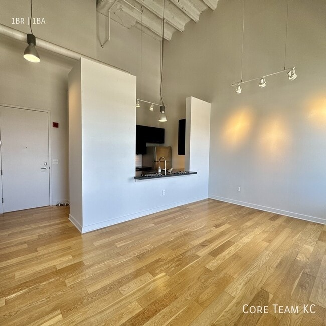Building Photo - 217 W Pershing Rd Unit 1005