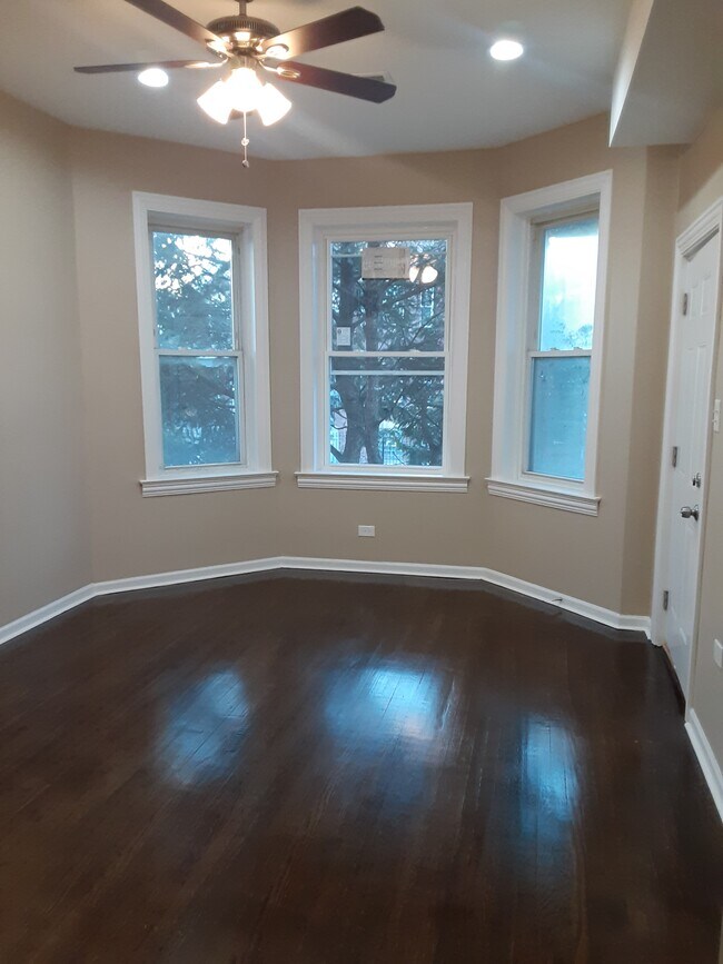 Photo - 2233 S Hamlin Ave Unidad 2