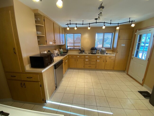 Photo - Charming 5 Bed 2 Bath House in Carnegie!
