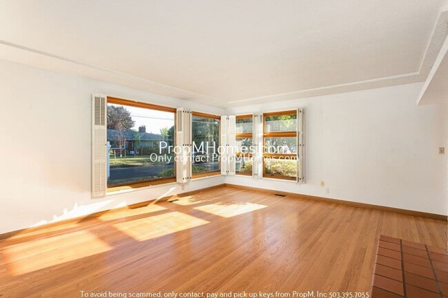 Photo - Spacious Mid-Century Three Bedroom Home In Woodstock!