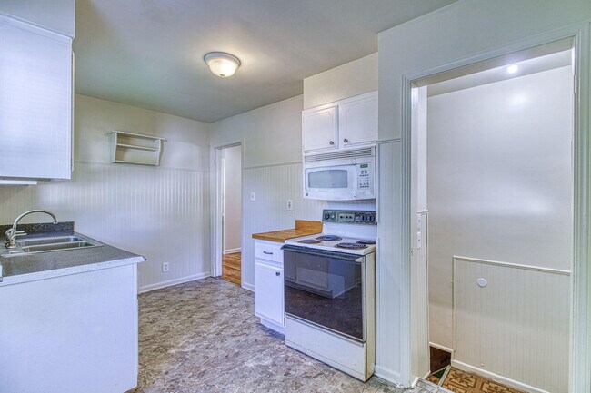 Photo - 170 W Maxlow Ave