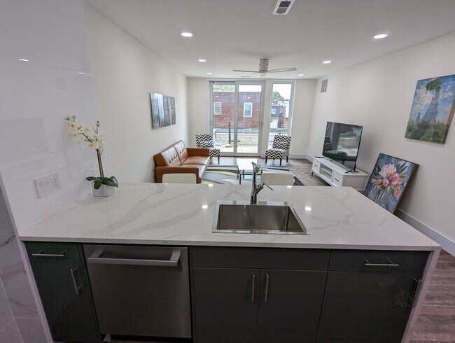 Photo - 4900-4910 Spruce St Unidad Olympic - Studio