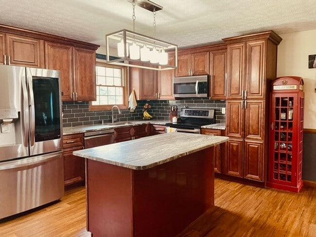 Photo - 806 Foxfire Rd