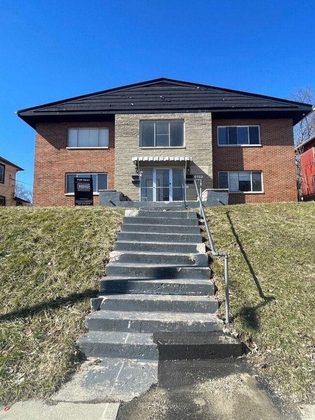 Building Photo - Spacious 2 bed one bath Unit B