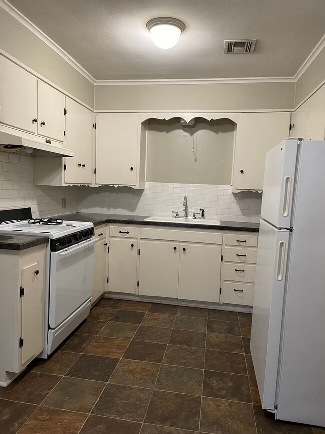 Building Photo - SOUTH FORK-RP SOUTH 26TH &amp; L TRIPLEX Unit 1309 S 26th STREET Rental