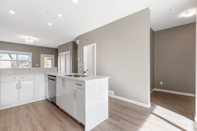 Photo - 1631 Hammond Cres NW Unit 25
