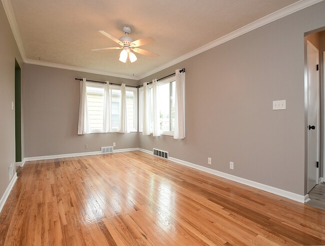 Photo - 6939 Binney St