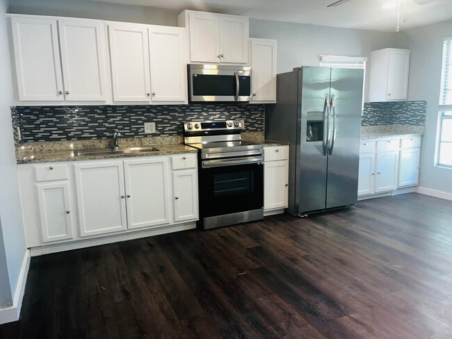 Building Photo - 614 Barberry St Unit 201