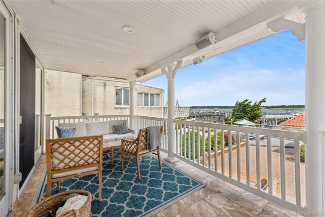 87 Bay St