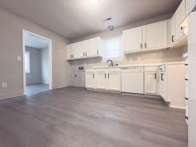 Building Photo - 836 White Oak Dr Unit B