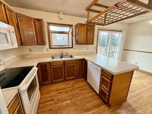 Building Photo - Large 4 Bedroom/2 Bath Bi-Level Home with ...