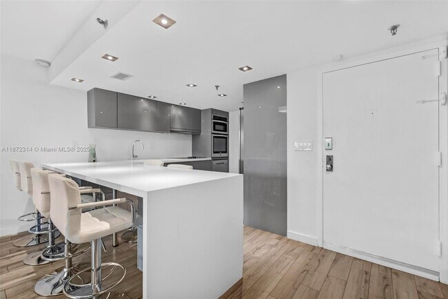 Photo - 2625 Collins Ave Unit 318