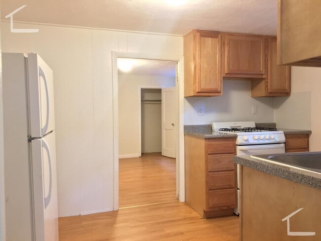Photo - Great 1 bedroom Available NOW! Minutes from the Green Line