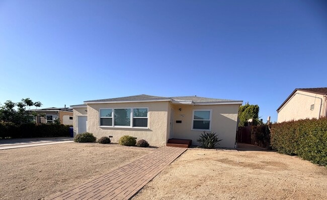 Building Photo - Lovely 2 bedroom with attached Garage