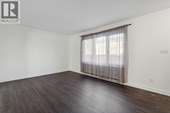 Photo - 885 Carleton Pl