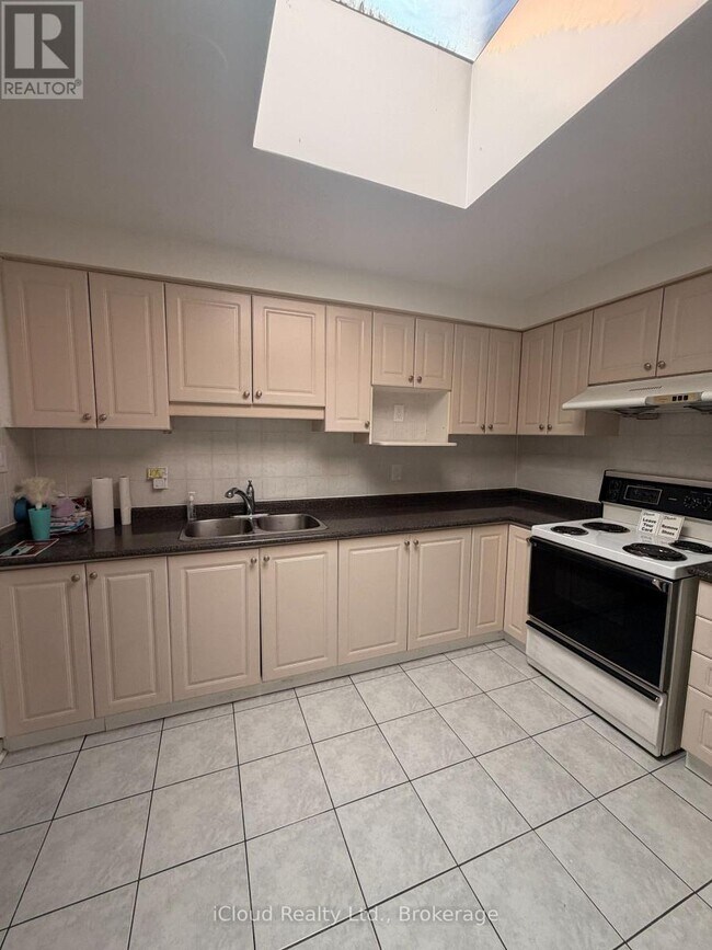 Photo - 5084 Dundas St W