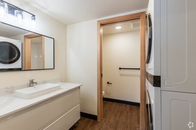 1BR, 1BA - 647SF - Bathroom