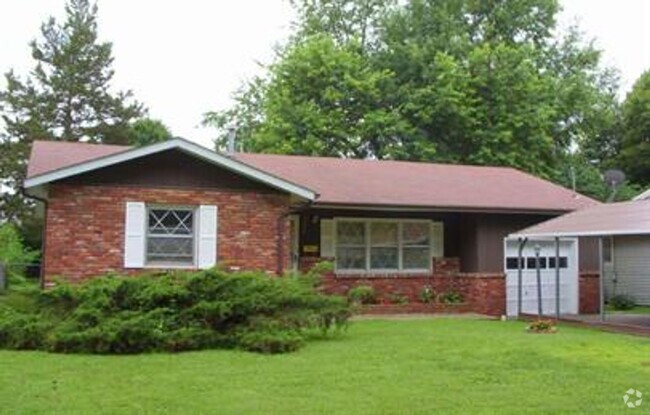Building Photo - 3 Bed, 1 1/2 Bath, 1 Car Garage, Fenced Yard! Rental