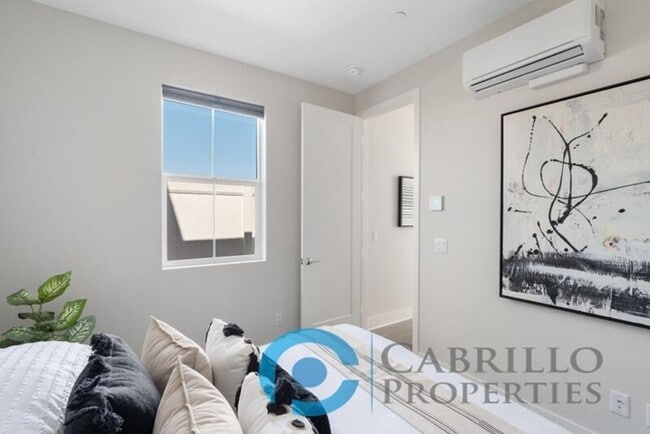 Photo - 1695 Saturn Blvd
