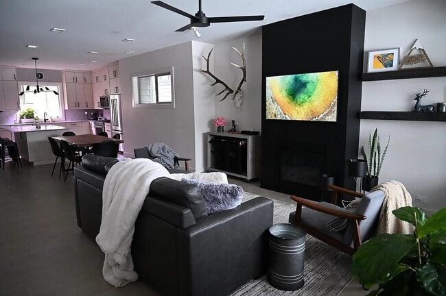 Photo - 2082 Dennison Ln