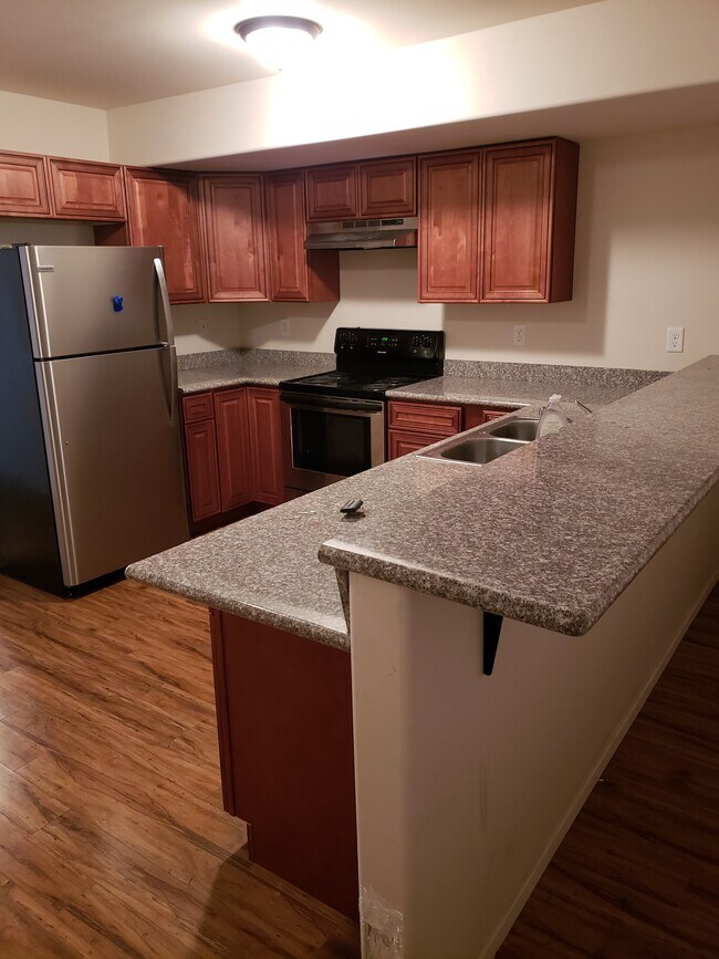 Kitchen with bar top seating - 618 S Ivory St