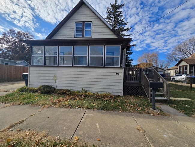 Building Photo - 2 Bedroom Home in Bloomington