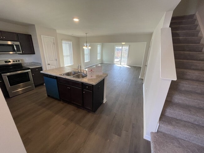 Building Photo - 3 Bd 2.5 Ba Townhouse