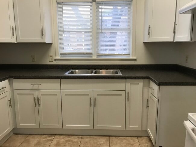 Building Photo - 1431 E 1st St Unit B