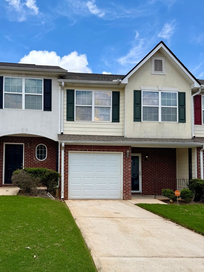 Building Photo - Remodeled 3 bedroom townhouse in Jonesboro