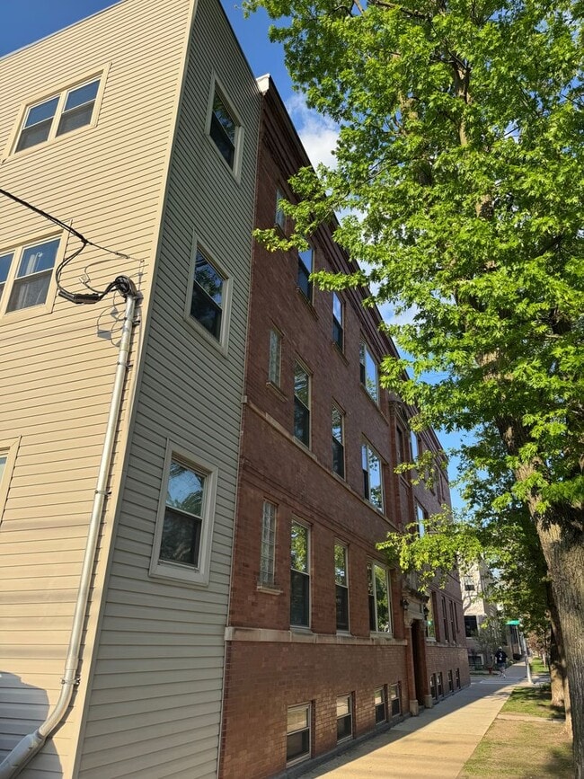 Photo - Roscoe Village, Sun-drenched and south-facing, 2-bedroom condo