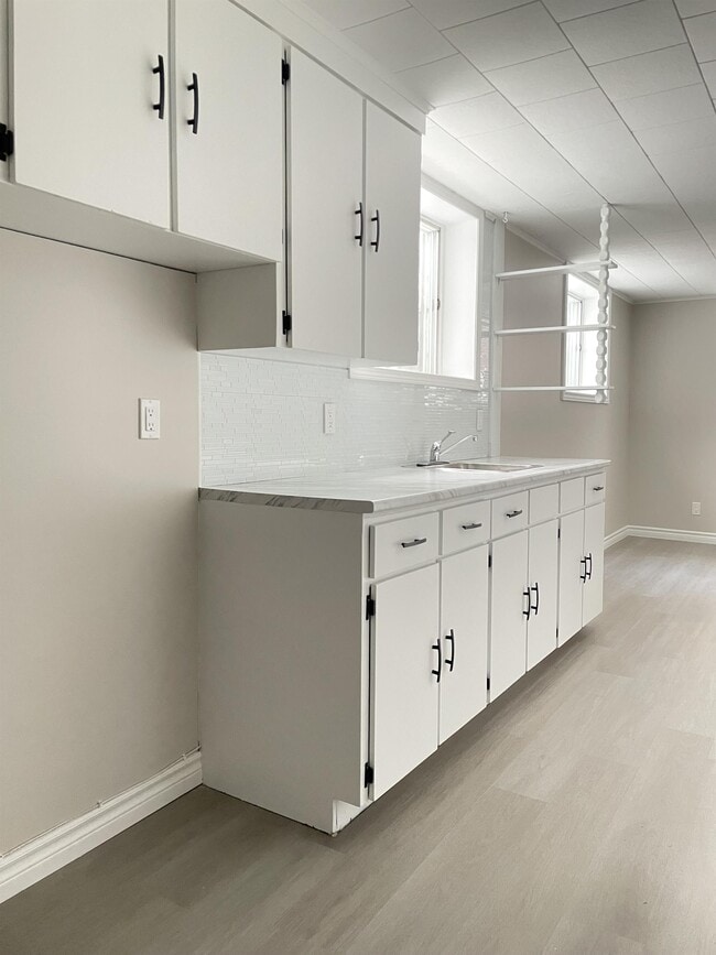 Photo - 14 Riverside Dr E