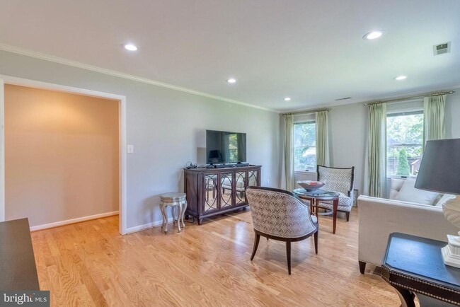 Photo - 7613 Hamlet St