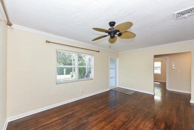 Photo - 340 Russlyn Dr