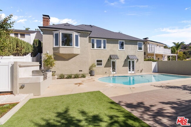 Building Photo - 2383 Panorama Terrace