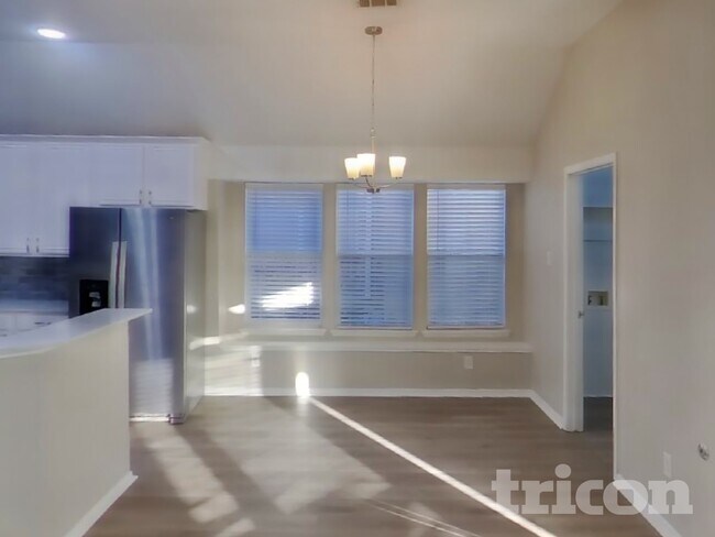 Photo - 2075 Crestlake Dr