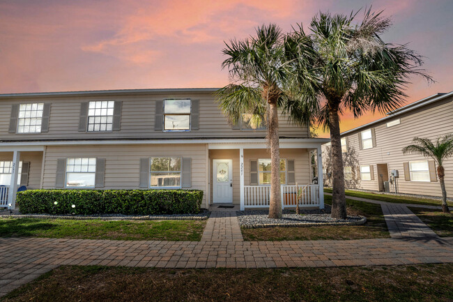 Building Photo - Royal Villas Townhomes