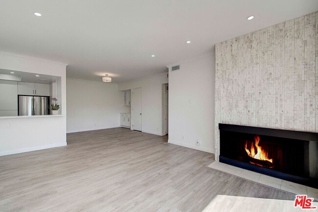 Building Photo - 2324 S Beverly Glen Blvd Unit 201