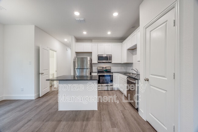 Photo - 412 E 7th St