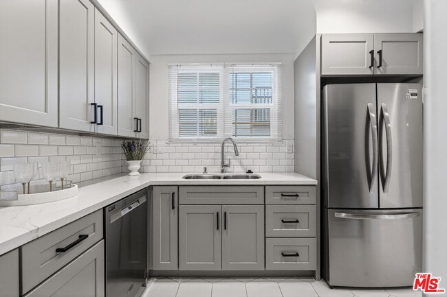 Building Photo - 906 Croft Ave