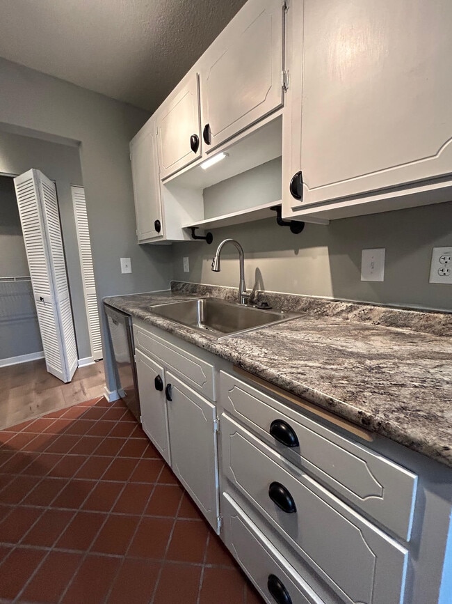 Encimeras y fregadero nuevos - 4371 Wilshire Blvd Unidad B202