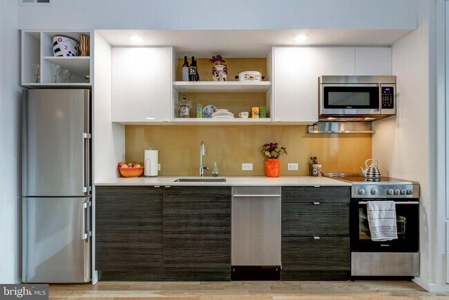 Building Photo - 1942 N Front St Unit 206