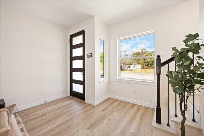 Photo - 5523 Haight St