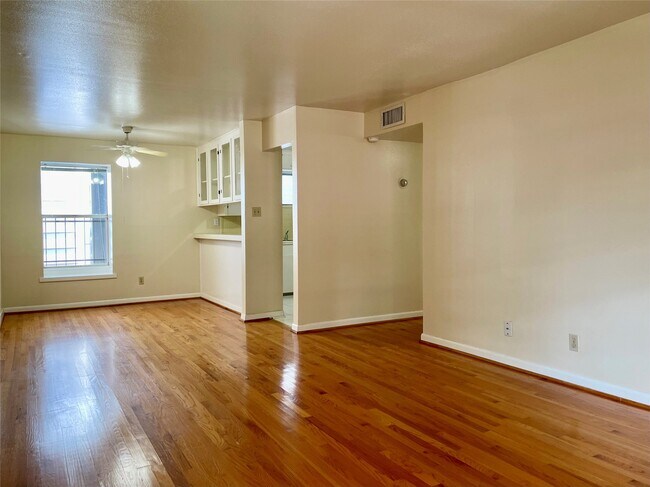 Building Photo - 3420 Mt Vernon St Unit 8