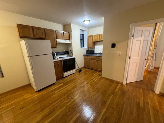 Building Photo - 65 Burbank St Unit 1 Rental