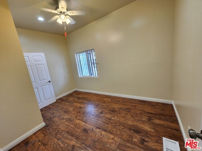 Photo - 750 E 40th Pl Unidad 750