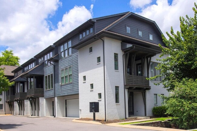 Building Photo - 4 BEDROOM, 5 BATH, 2-CAR GARAGE-