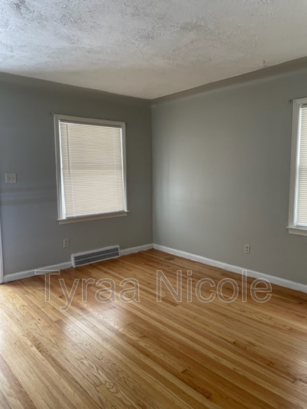 Photo - 9936 Montrose St