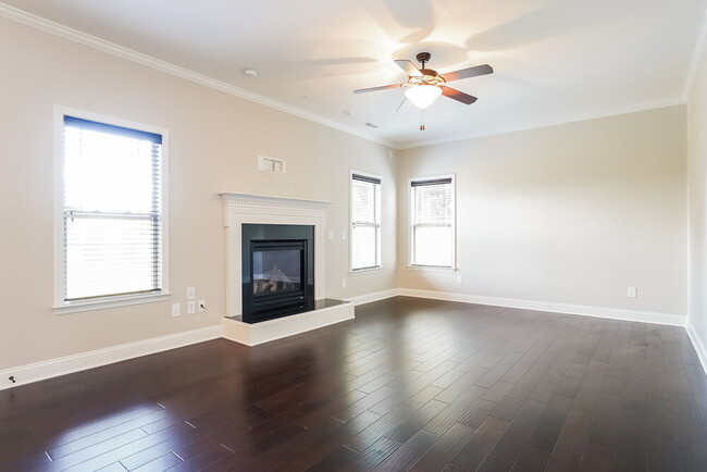Photo - 104 Claymore Dr